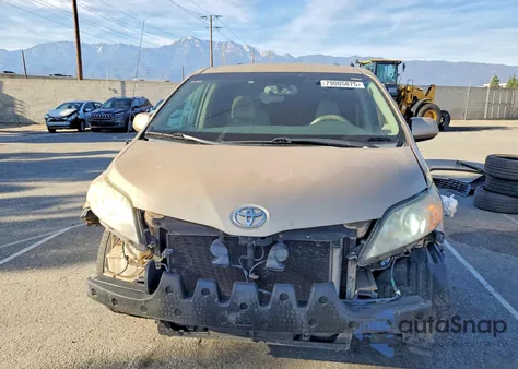 2012 Toyota Sienna Le 8-Passenger z USA, uszkodzony, nr VIN 5TDKK3DC7CS228653